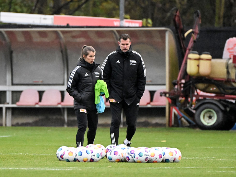 Interimstrainer Marco Grote und Co-Trainerin Marie-Louise Eta bereiten eine Trainingseinheit vor. - Foto: Matthias Koch/dpa