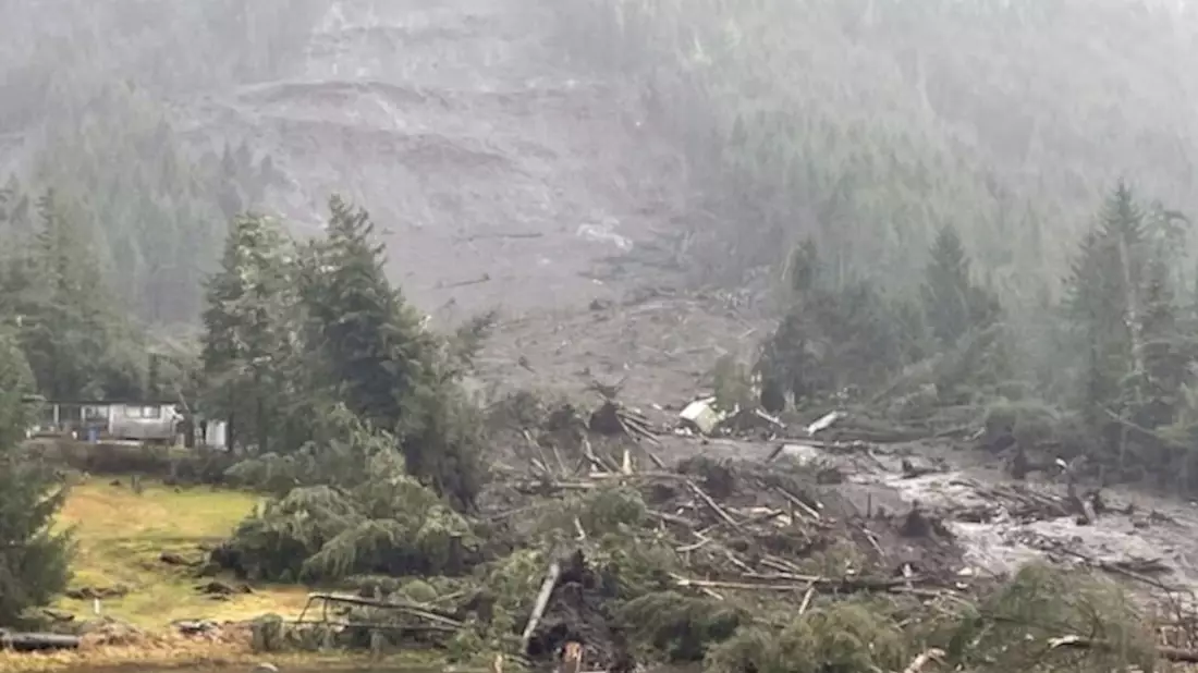 Ein Erdrutsch hat in einer abgelegenen Gegend im US-Bundesstaat Alaska Häuser zerstört. - Bild: Uncredited/U.S. Coast Guard/AP/dpa