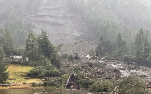 Ein Erdrutsch hat in einer abgelegenen Gegend im US-Bundesstaat Alaska Häuser zerstört. - Foto: Uncredited/U.S. Coast Guard/AP/dpa