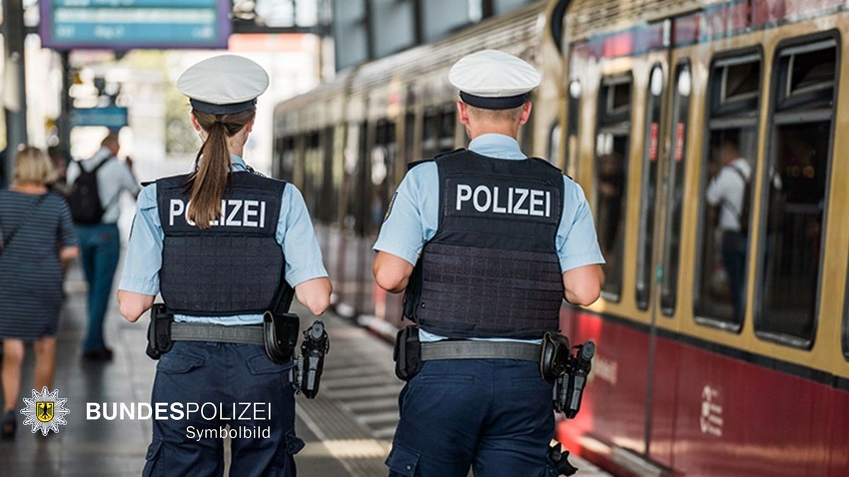 Bundespolizeidirektion München: Exhibitionistische Handlung in Regionalbahn / Streit in der Toilettenanlage - Foto: presseportal.de