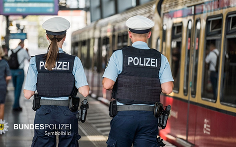 Bundespolizeidirektion München: Exhibitionistische Handlung in Regionalbahn / Streit in der Toilettenanlage - Foto: presseportal.de