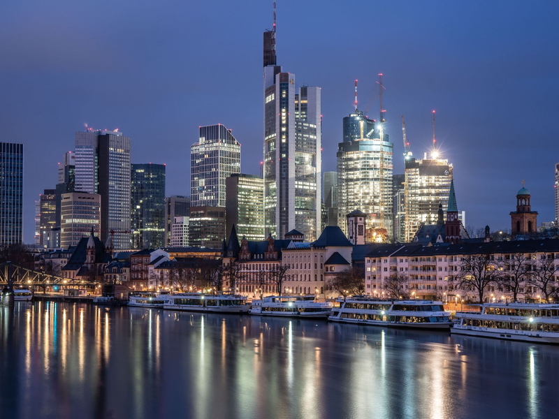 «Die Banken des Euroraums profitieren von steigenden Zinsen, sehen sich aber mit Gegenwind durch höhere Finanzierungskosten, schlechtere Qualität der Aktiva und geringere Kreditvolumina konfrontiert», fasst die EZB zusammen. - Foto: Frank Rumpenhorst/dpa