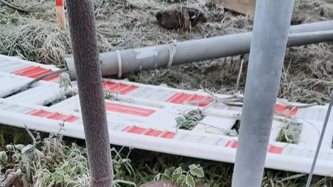 BPOL-FL: Quarnstedt - Übungsmine bei Bauarbeiten am Bahnübergang gefunden - Bahnstrecke kurzfristig gesperrt - Bild: presseportal.de