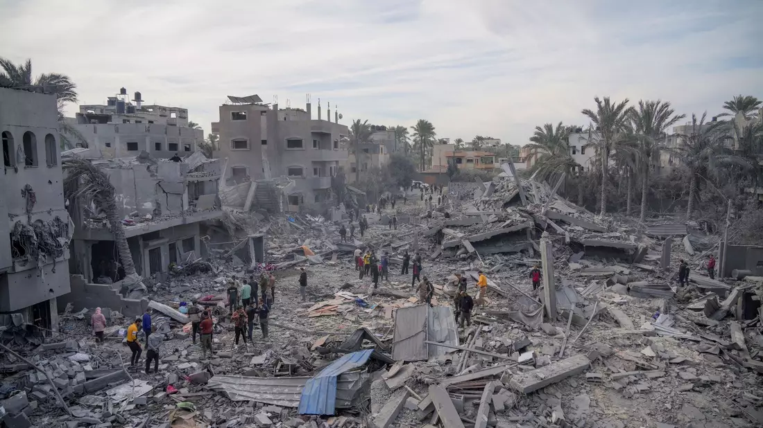 Zerstörungen nach israelischer Bombardierung im Gazastreifen. - Bild: Hatem Moussa/AP/dpa