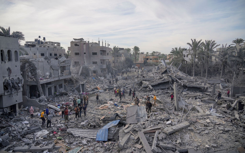 Zerstörungen nach israelischer Bombardierung im Gazastreifen. - Foto: Hatem Moussa/AP/dpa