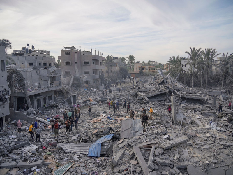 Zerstörungen nach israelischer Bombardierung im Gazastreifen. - Foto: Hatem Moussa/AP/dpa