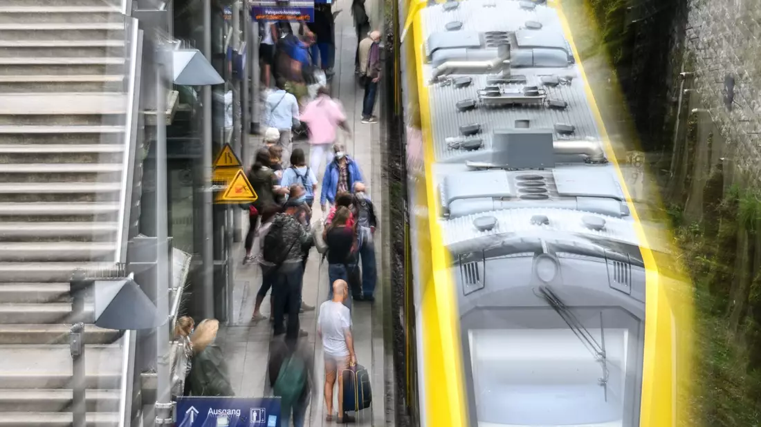 Wie können wir die Verkehrswende schaffen? Allein das Deutschlandticket reiche nicht aus, meint der VCD. - Bild: Felix Kästle/dpa