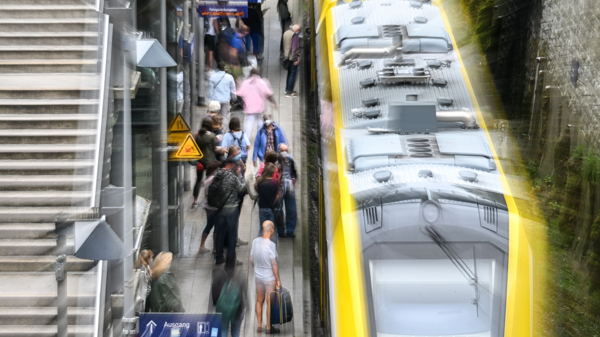 Wie können wir die Verkehrswende schaffen? Allein das Deutschlandticket reiche nicht aus, meint der VCD. - Foto: Felix Kästle/dpa