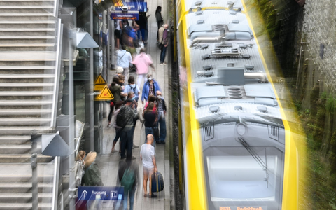 Wie können wir die Verkehrswende schaffen? Allein das Deutschlandticket reiche nicht aus, meint der VCD. - Foto: Felix Kästle/dpa