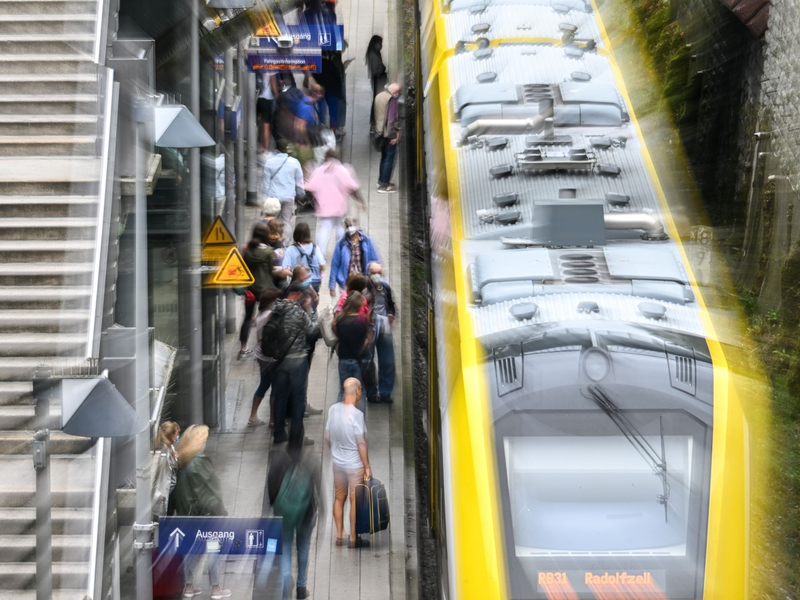 Wie können wir die Verkehrswende schaffen? Allein das Deutschlandticket reiche nicht aus, meint der VCD. - Foto: Felix Kästle/dpa