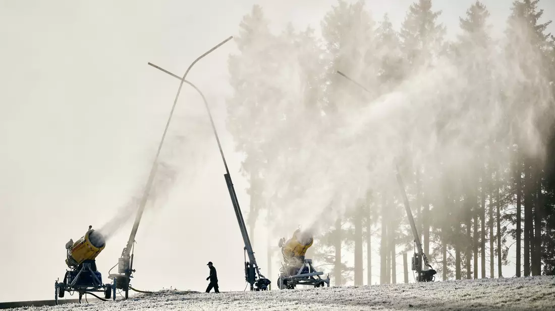 Noch kommt der Schnee aus Schneekanonen: Schnee oder Schneeregen wird in manchen Gebieten zum Wochenende hin erwartet. - Bild: Bernd Thissen/dpa