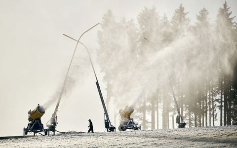 Noch kommt der Schnee aus Schneekanonen: Schnee oder Schneeregen wird in manchen Gebieten zum Wochenende hin erwartet. - Foto: Bernd Thissen/dpa