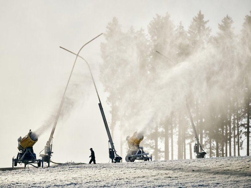 Noch kommt der Schnee aus Schneekanonen: Schnee oder Schneeregen wird in manchen Gebieten zum Wochenende hin erwartet. - Foto: Bernd Thissen/dpa