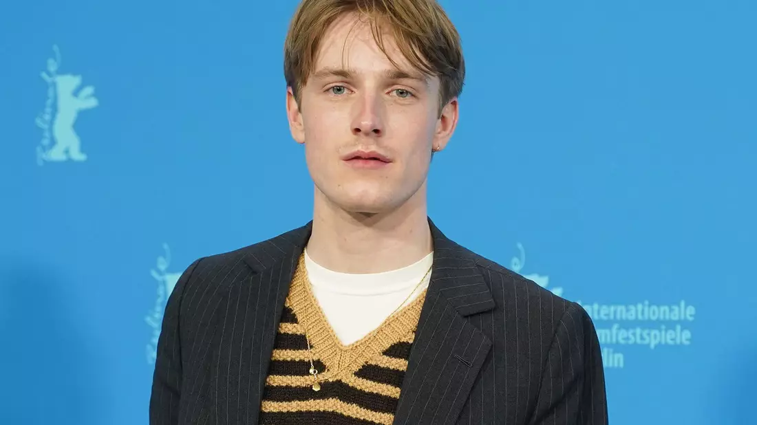 Louis Hofmann spielte unter anderem in den Netflix-Serien «Alles Licht, das wir nicht sehen» und «Dark» mit. - Bild: Joerg Carstensen/dpa
