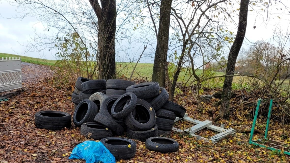 POL-UL: (GP) Böhmenkirch - Altreifen entsorgt / In den vergangenen Tagen hatte ein Unbekannter bei Böhmenkirch eine größere Menge Reifen entsorgt. - Foto: presseportal.de