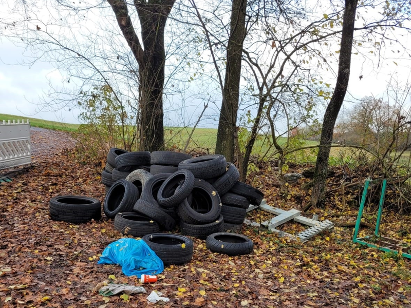 POL-UL: (GP) Böhmenkirch - Altreifen entsorgt / In den vergangenen Tagen hatte ein Unbekannter bei Böhmenkirch eine größere Menge Reifen entsorgt. - Foto: presseportal.de