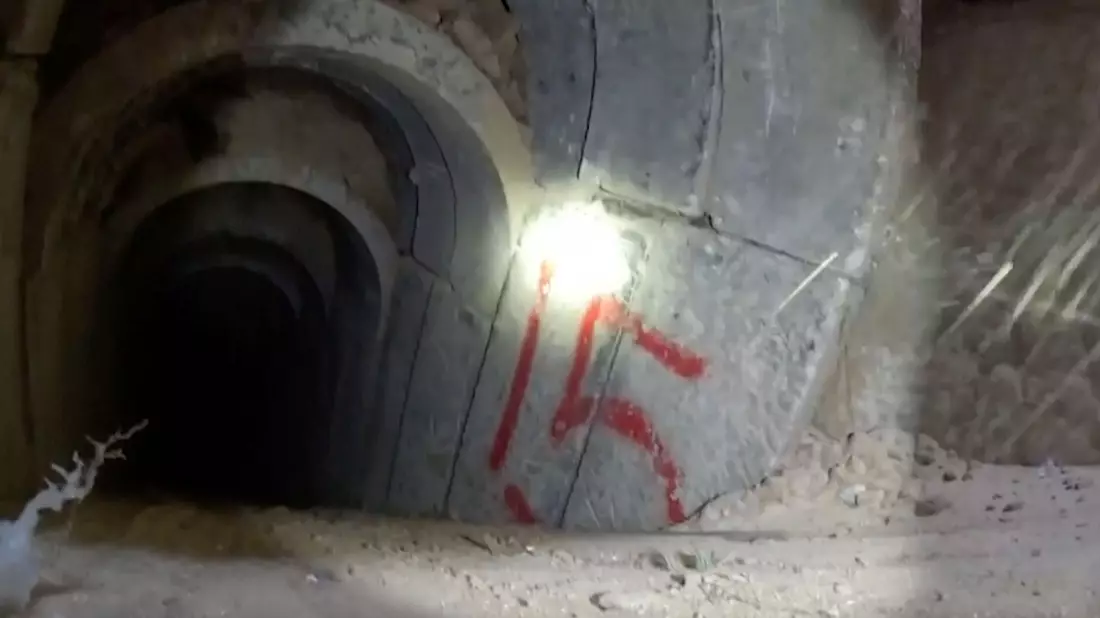 Bild aus einem vom israelischen Militär veröffentlichten Video, das Bodycam-Aufnahmen aus dem Inneren eines Tunnels zeigt. - Bild: Uncredited/Israel Defense Forces/AP/dpa