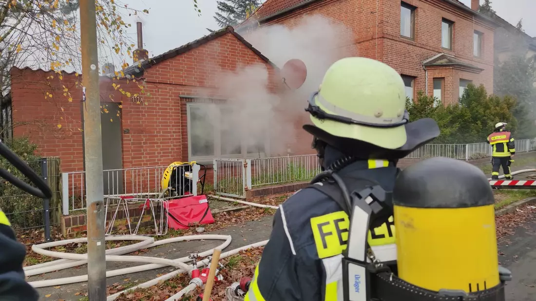 FW Celle: Geschossdecke durchgebrannt - Feuer in einem Gebäude in Celle - Bild: presseportal.de