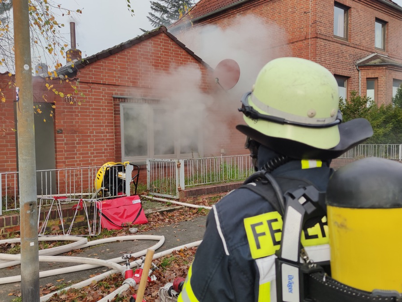 FW Celle: Geschossdecke durchgebrannt - Feuer in einem Gebäude in Celle - Foto: presseportal.de