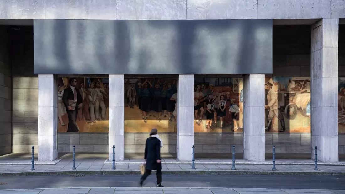 Schwarzes Tuch: Eine Spruchtafel am Bundesfinanzministerium wurde verhüllt. - Bild: Hannes P. Albert/dpa