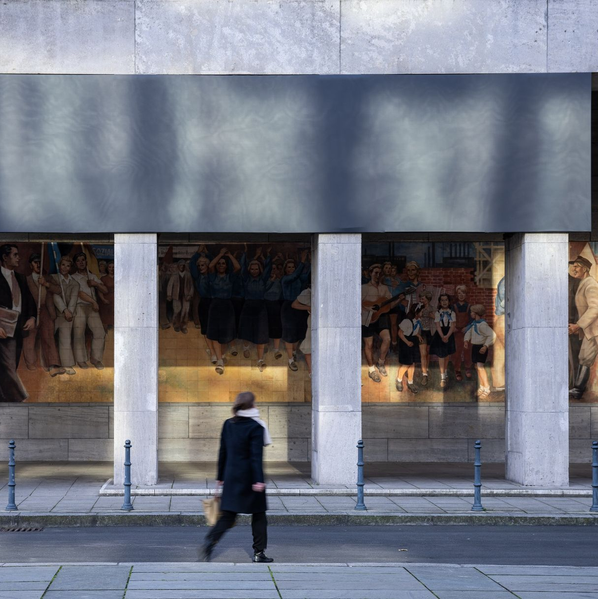 Schwarzes Tuch: Eine Spruchtafel am Bundesfinanzministerium wurde verhüllt. - Foto: Hannes P. Albert/dpa
