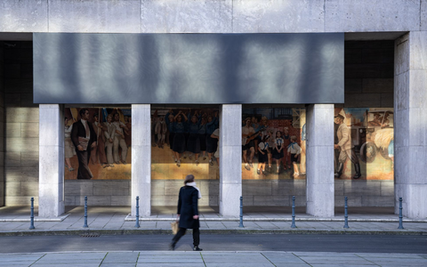 Schwarzes Tuch: Eine Spruchtafel am Bundesfinanzministerium wurde verhüllt. - Foto: Hannes P. Albert/dpa