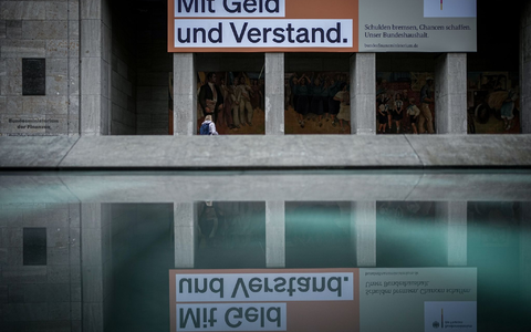 «Mit Geld und Verstand. Schulden bremsen, Chancen schaffen. Unser Bundeshaushalt.»: Das stand ursprünglich auf einer Spruchtafel am Bundesfinanzministerium in Berlin. - Foto: Kay Nietfeld/dpa