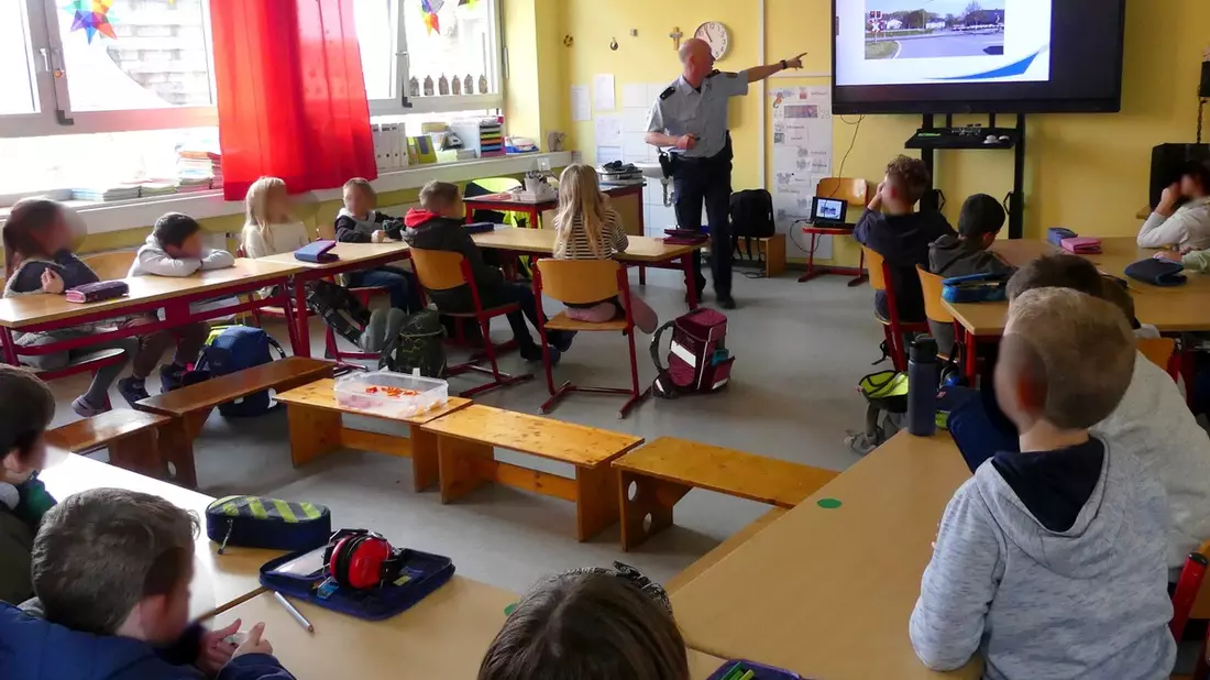 BPOL NRW: Bundespolizei leistet wertvolle Präventionsarbeit an Schulen - Bahnprävention mit über 50 Schülerinnen und Schülern - Bild: presseportal.de