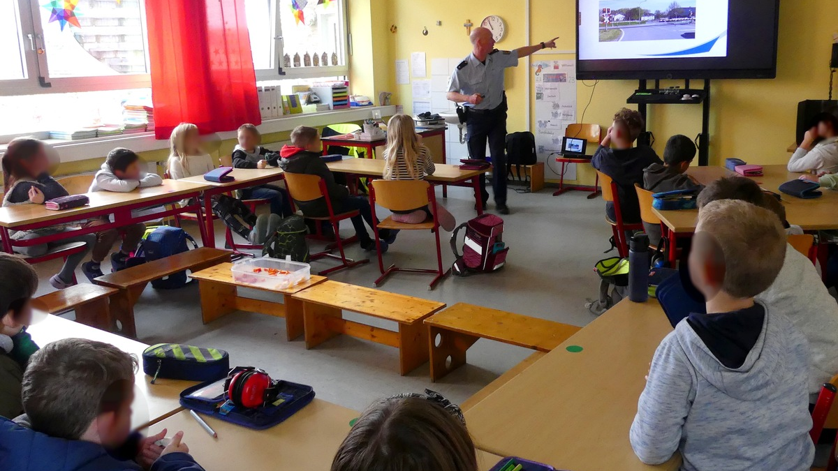 BPOL NRW: Bundespolizei leistet wertvolle Präventionsarbeit an Schulen - Bahnprävention mit über 50 Schülerinnen und Schülern - Foto: presseportal.de