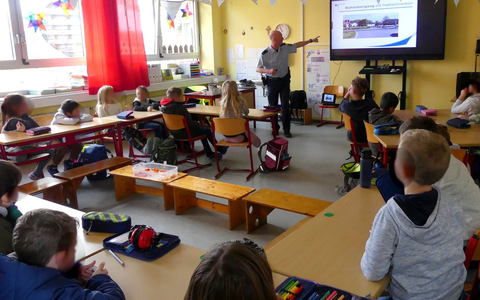 BPOL NRW: Bundespolizei leistet wertvolle Präventionsarbeit an Schulen - Bahnprävention mit über 50 Schülerinnen und Schülern - Foto: presseportal.de