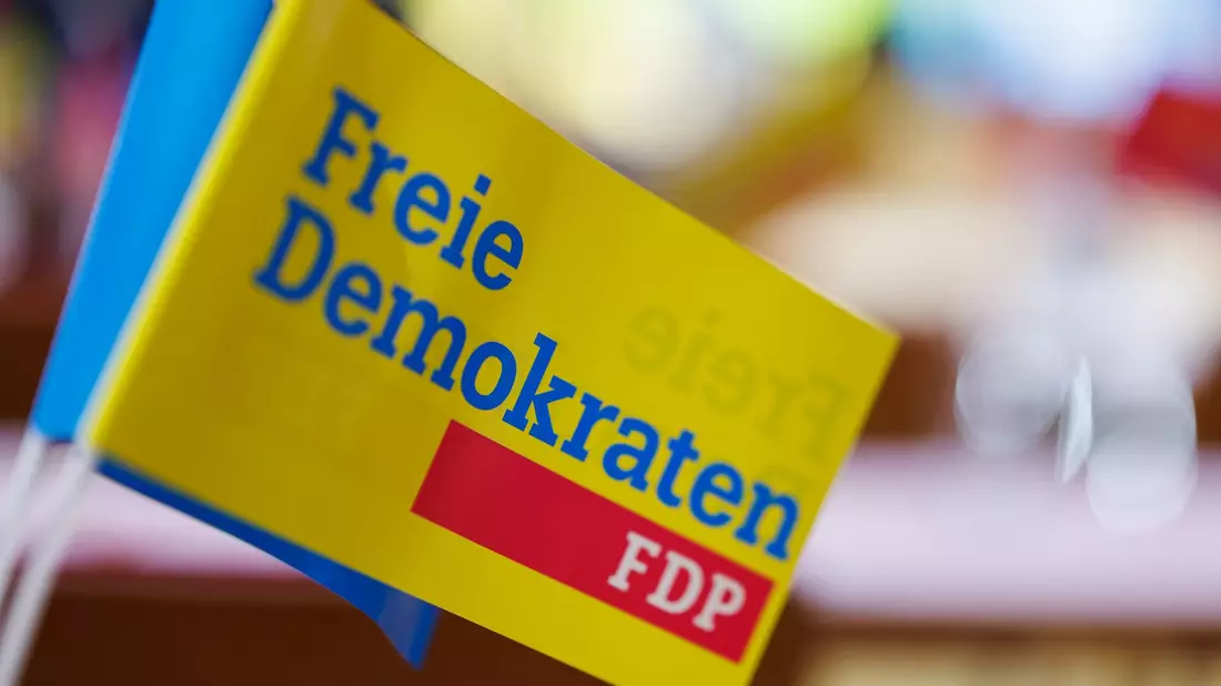 Dem Vorstoß für eine Mitgliederbefragung über die weitere Beteiligung der FDP an der Ampel-Koalition haben sich bisher mehr als 600 Parteimitglieder angeschlossen. - Bild: Daniel Karmann/dpa