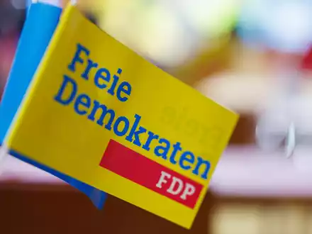 Dem Vorstoß für eine Mitgliederbefragung über die weitere Beteiligung der FDP an der Ampel-Koalition haben sich bisher mehr als 600 Parteimitglieder angeschlossen. - Foto: Daniel Karmann/dpa