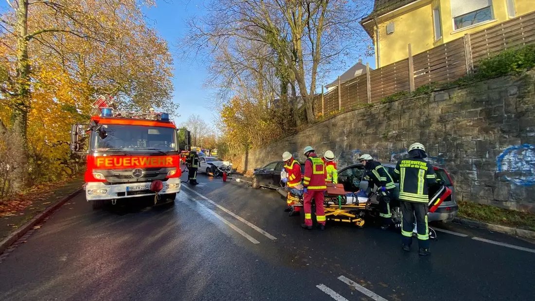 FW-MH: Verkehrsunfall mit vier beteiligten Fahrzeugen -zwei schwer verletzte Personen- - Bild: presseportal.de
