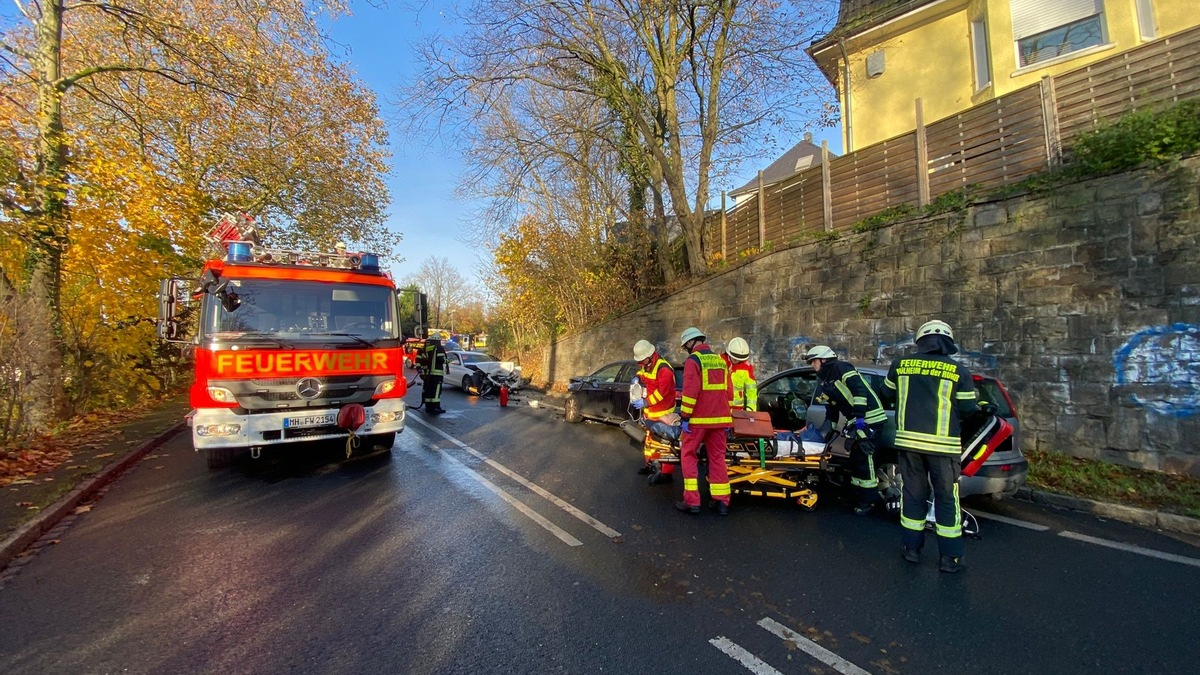 FW-MH: Verkehrsunfall mit vier beteiligten Fahrzeugen -zwei schwer verletzte Personen- - Foto: presseportal.de
