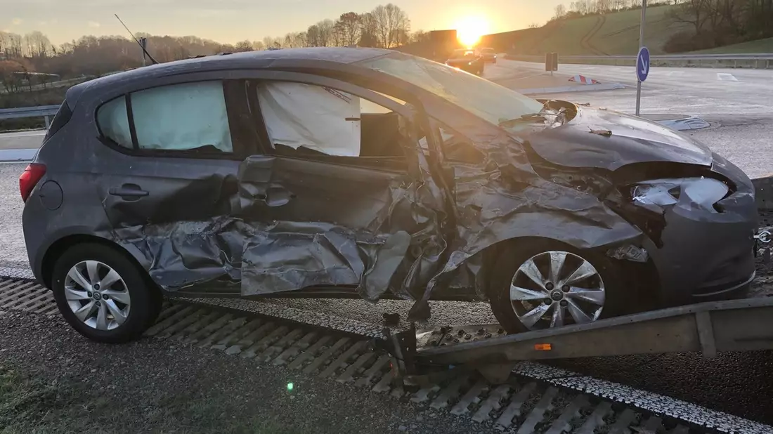 POL-HX: Zwei Autos bei Unfall erheblich beschädigt - Bild: presseportal.de