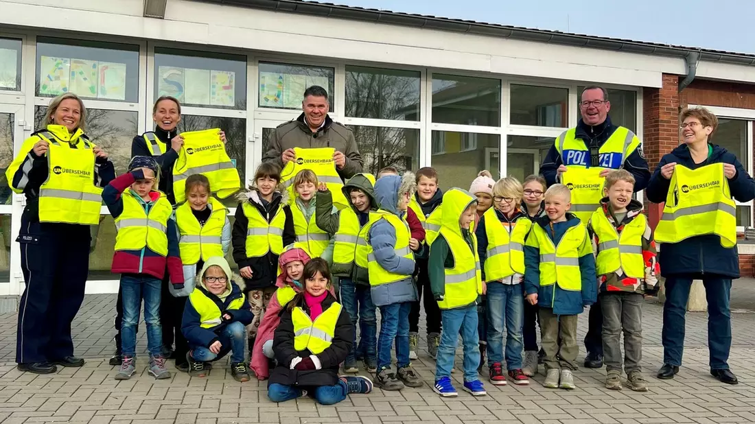 POL-UN: Werne/Kreis Unna - Auftaktveranstaltung der gemeinsamen Kinderwarnwesten-Aktion von VKU, Kreis Unna und Polizei an der Uhlandschule - Bild: presseportal.de