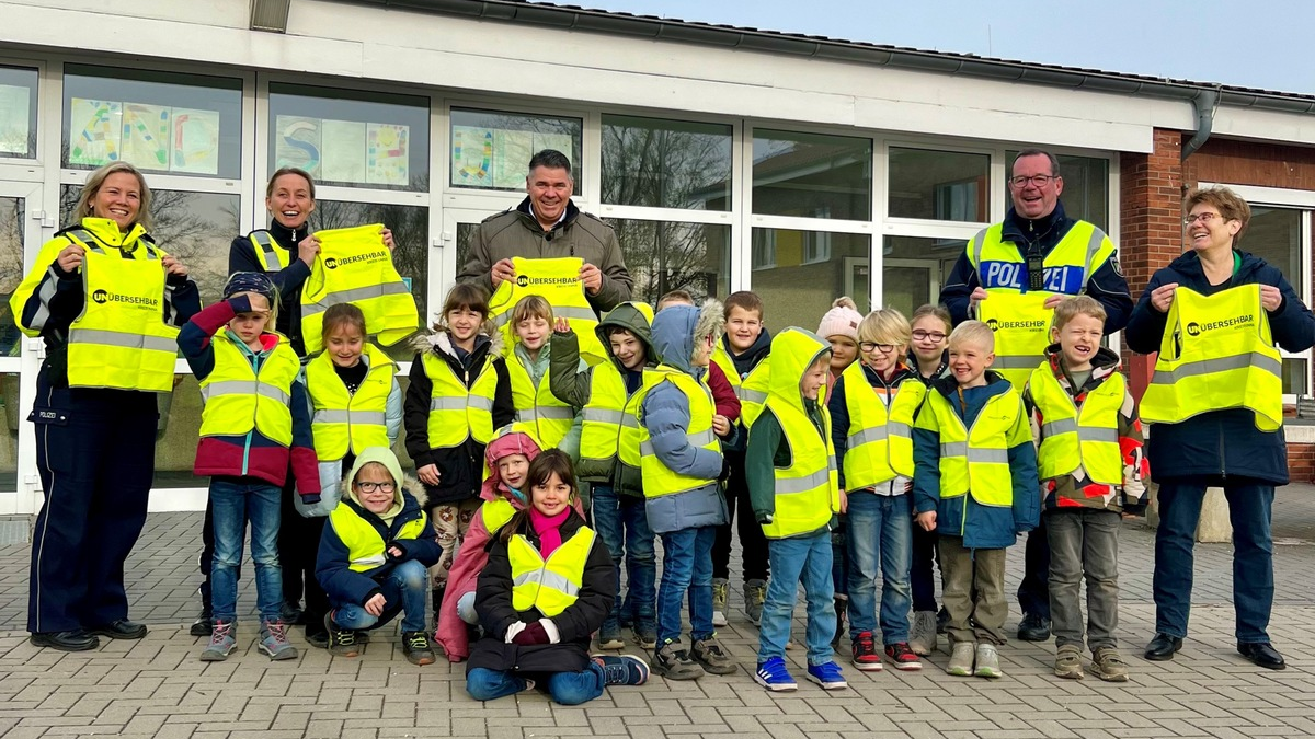 POL-UN: Werne/Kreis Unna - Auftaktveranstaltung der gemeinsamen Kinderwarnwesten-Aktion von VKU, Kreis Unna und Polizei an der Uhlandschule - Foto: presseportal.de