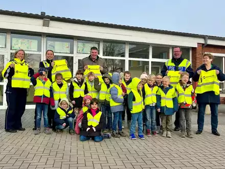 POL-UN: Werne/Kreis Unna - Auftaktveranstaltung der gemeinsamen Kinderwarnwesten-Aktion von VKU, Kreis Unna und Polizei an der Uhlandschule - Foto: presseportal.de
