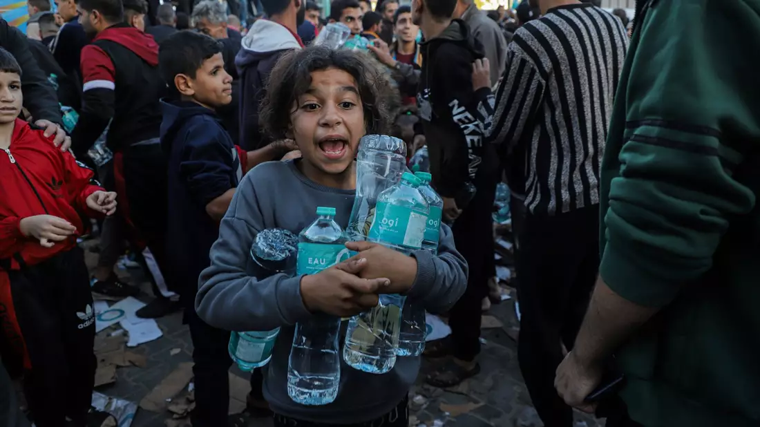 Wasserflaschen werden in Chan Junis im südlichen Gazastreifen verteilt. Der Deal mit Israel sieht der Hamas zufolge auch vor, dass 300 Lastwagen mit Hilfsgütern in den Gazastreifen einfahren. Dies könnte die Notlage in dem Küstengebiet zumindest ein bisschen verbessern. - Bild: Rizek Abdeljawad/Xinhua/dpa