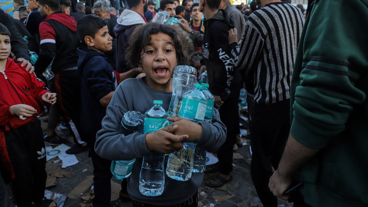 Wasserflaschen werden in Chan Junis im südlichen Gazastreifen verteilt. Der Deal mit Israel sieht der Hamas zufolge auch vor, dass 300 Lastwagen mit Hilfsgütern in den Gazastreifen einfahren. Dies könnte die Notlage in dem Küstengebiet zumindest ein bisschen verbessern. - Foto: Rizek Abdeljawad/Xinhua/dpa