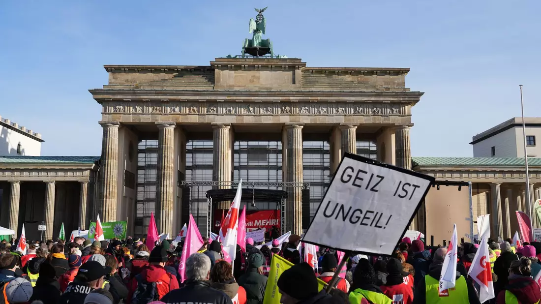 Demonstration am Brandenburger Tor in Berlin. - Bild: Soeren Stache/dpa