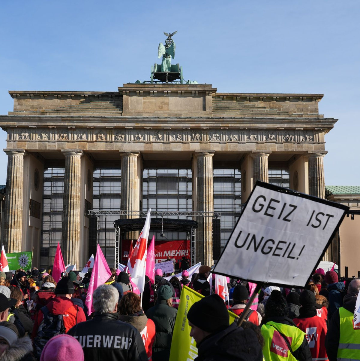 Demonstration am Brandenburger Tor in Berlin. - Foto: Soeren Stache/dpa
