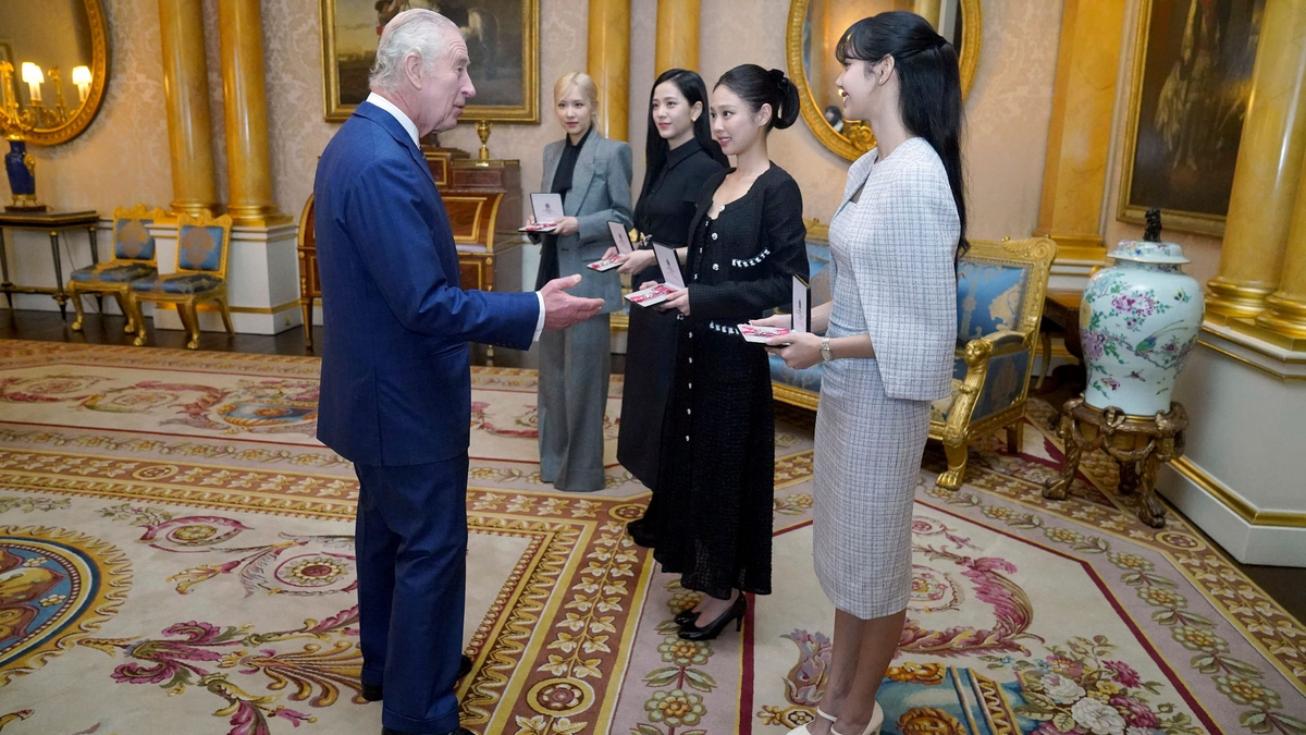 König Charles III. ehrt Blackpink im Buckingham Palast. - Foto: Victoria Jones/Pool PA/AP/dpa