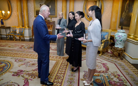 König Charles III. ehrt Blackpink im Buckingham Palast. - Foto: Victoria Jones/Pool PA/AP/dpa