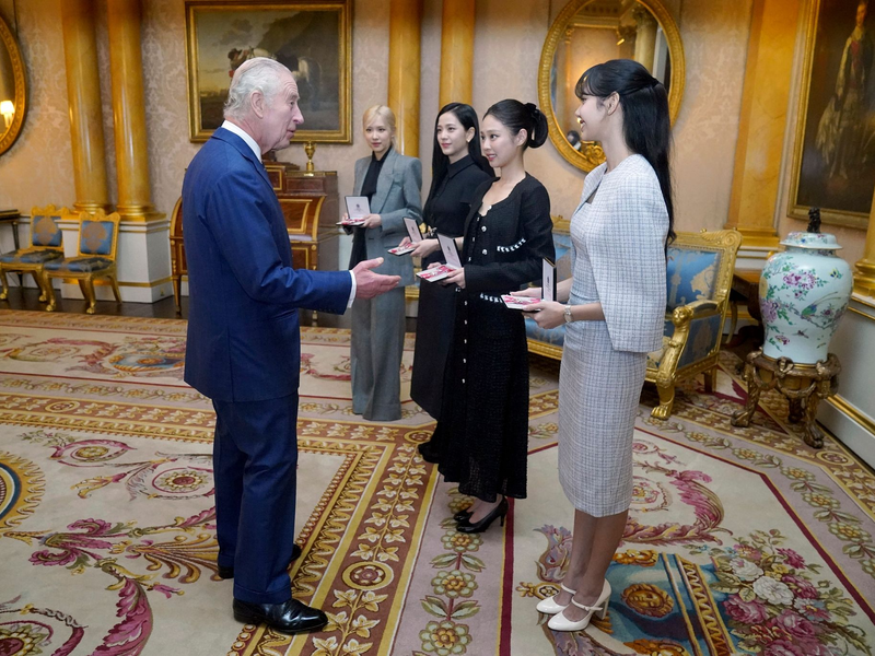 König Charles III. ehrt Blackpink im Buckingham Palast. - Foto: Victoria Jones/Pool PA/AP/dpa