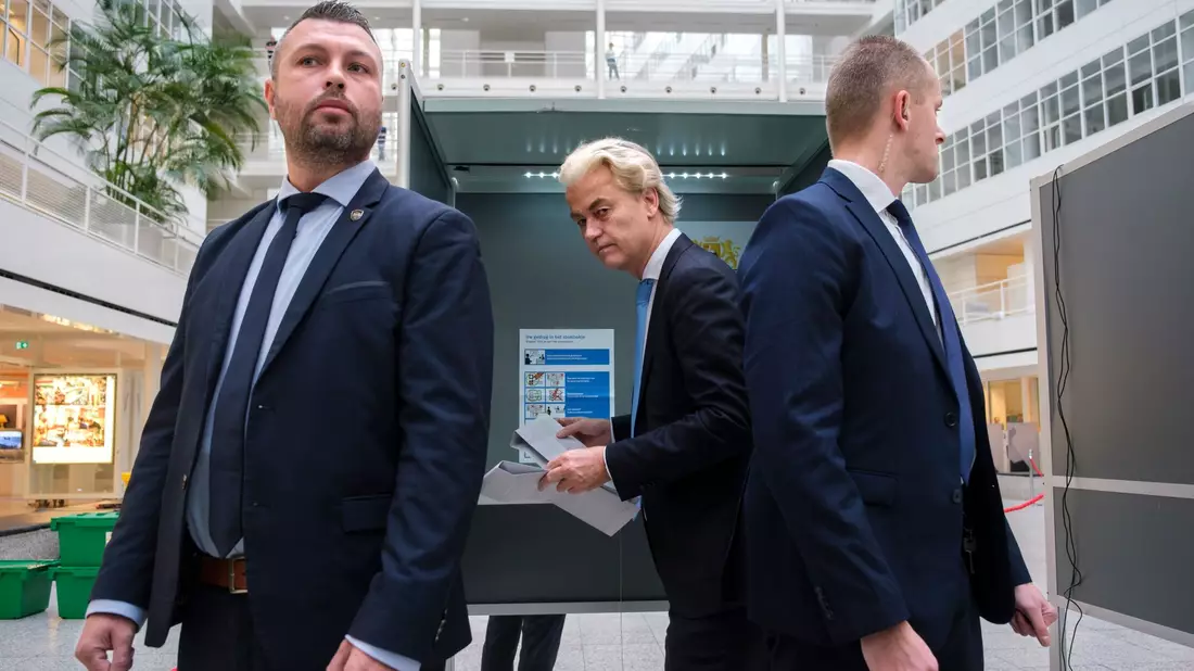 Rechtspopulist Geert Wilders (M) gibt in Den Haag in Begleitung von Personenschützern seine Stimme ab. - Bild: Mike Corder/AP/dpa
