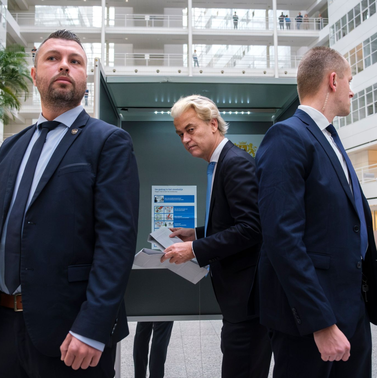 Rechtspopulist Geert Wilders (M) gibt in Den Haag in Begleitung von Personenschützern seine Stimme ab. - Foto: Mike Corder/AP/dpa