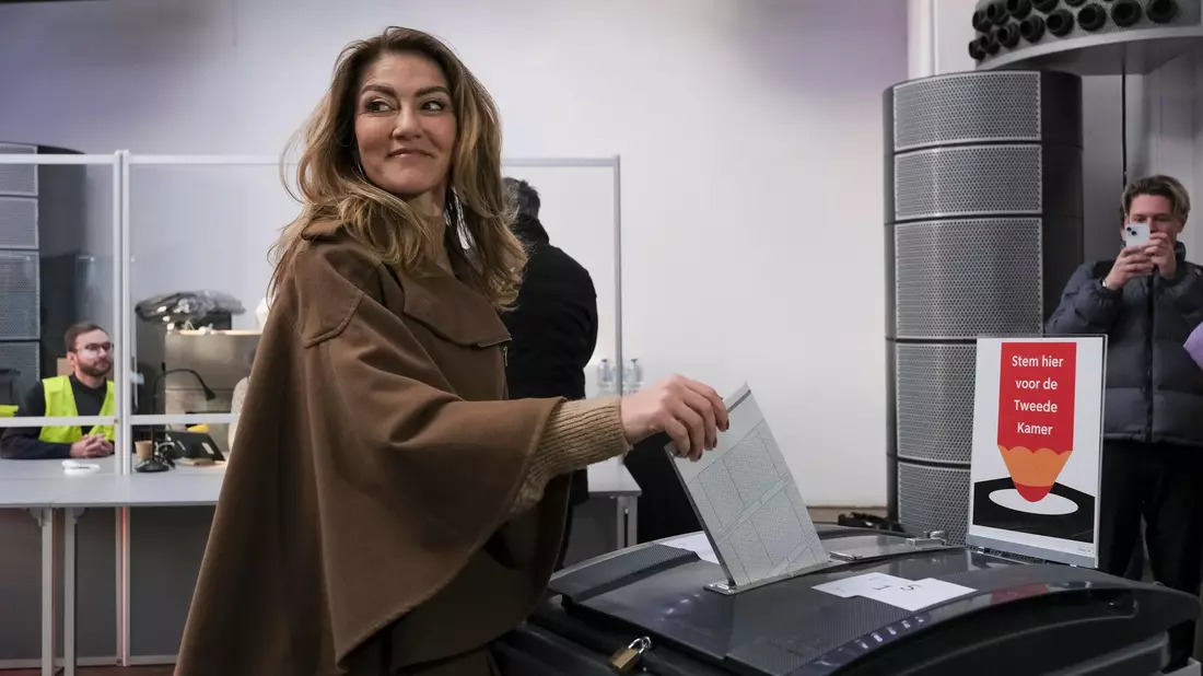 Dilan Yesilgoz, Spitzenkandidatin der rechtsliberalen Volkspartei für Freiheit und Demokratie will Nachfolgerin ihres Parteifreundes Mark Rutte und damit erste Frau an der Spitze der Regierung werden. - Bild: Patrick Post/AP/dpa