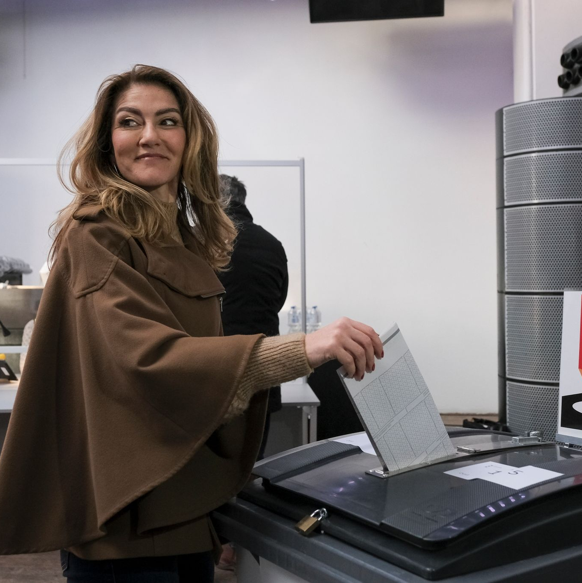 Dilan Yesilgoz, Spitzenkandidatin der rechtsliberalen Volkspartei für Freiheit und Demokratie will Nachfolgerin ihres Parteifreundes Mark Rutte und damit erste Frau an der Spitze der Regierung werden. - Foto: Patrick Post/AP/dpa