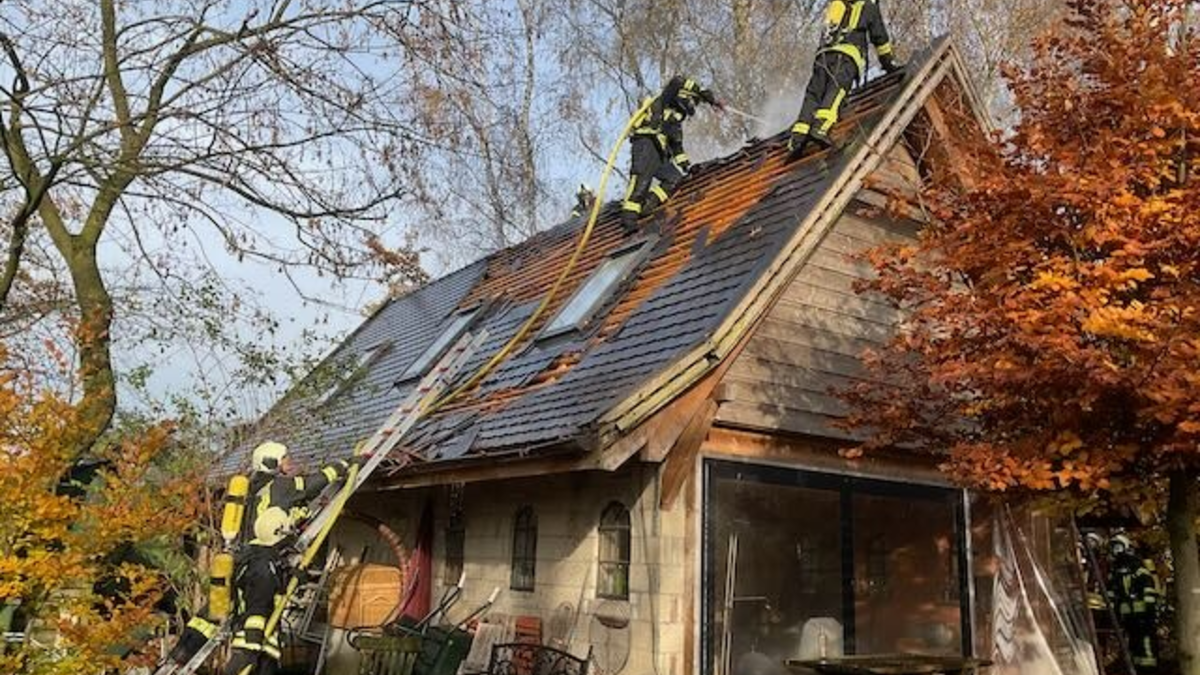 FW Kranenburg: Dachstuhlbrand am Kleingebäude - Foto: presseportal.de